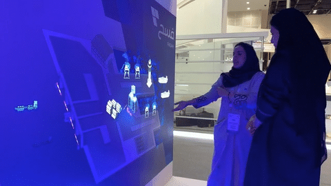 interaktywna projekcja na targach w dubaju